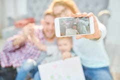 Οικογενειακό πορτρέτο στην οθόνη Smartphone στοκ φωτογραφία με δικαίωμα ελεύθερης χρήσης Οικογενειακό πορτρέτο στην οθόνη Smartphone στοκ φωτογραφία με δικαίωμα ελεύθερης χρήσης