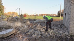 Οικοδόμος χρησιμοποιώντας την ταμπλέτα και ελέγχοντας τα χαλασμένα τούβλα απόθεμα βίντεο Οικοδόμος χρησιμοποιώντας την ταμπλέτα και ελέγχοντας τα χαλασμένα τούβλα απόθεμα βίντεο