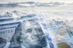Οικονομική ελευθερία με τις εκατοντάδες & τα σύννεφα στοκ φωτογραφίες Οικονομική ελευθερία με τις εκατοντάδες & τα σύννεφα στοκ φωτογραφίες