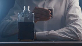Οινόπνευμα κατανάλωσης ατόμων κινηματογραφήσεων σε πρώτο πλάνο από το γυαλί μόνο σε έναν φραγμό Έννοια του αλκοολισμού φιλμ μικρού μήκους Οινόπνευμα κατανάλωσης ατόμων κινηματογραφήσεων σε πρώτο πλάνο από το γυαλί μόνο σε έναν φραγμό Έννοια του αλκοολισμού φιλμ μικρού μήκους