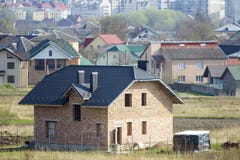 Ολοκαίνουργιο ευρύχωρο τούβλο δύο κατοικημένο σπίτι ιστορίας με την επικεράμωση στοκ φωτογραφία με δικαίωμα ελεύθερης χρήσης Ολοκαίνουργιο ευρύχωρο τούβλο δύο κατοικημένο σπίτι ιστορίας με την επικεράμωση στοκ φωτογραφία με δικαίωμα ελεύθερης χρήσης