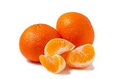 Ολόκληρο tangerine δύο και ξεφλουδισμένες φέτες μανταρινιών που απομονώνονται στο άσπρο υπόβαθρο με τη σκιά στοκ εικόνες Ολόκληρο tangerine δύο και ξεφλουδισμένες φέτες μανταρινιών που απομονώνονται στο άσπρο υπόβαθρο με τη σκιά στοκ εικόνες