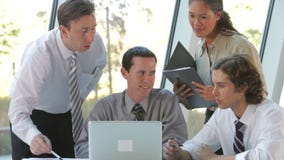 Ομάδα Businesspeople με το lap-top που διοργανώνει τη συνεδρίαση απόθεμα βίντεο Ομάδα Businesspeople με το lap-top που διοργανώνει τη συνεδρίαση απόθεμα βίντεο