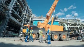 Ομάδα indusrial εργαζομένων που μιλούν σε ένα εργοτάξιο Βιομηχανικό υπόβαθρο σκηνής απόθεμα βίντεο Ομάδα indusrial εργαζομένων που μιλούν σε ένα εργοτάξιο Βιομηχανικό υπόβαθρο σκηνής απόθεμα βίντεο