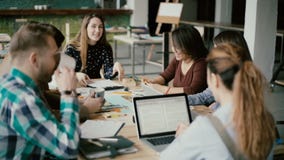 Ομάδα ανθρώπων Multiethnic στο σύγχρονο γραφείο Δημιουργική επιχειρησιακή ομάδα που εργάζεται στο πρόγραμμα μαζί, το γέλιο και το φιλμ μικρού μήκους Ομάδα ανθρώπων Multiethnic στο σύγχρονο γραφείο Δημιουργική επιχειρησιακή ομάδα που εργάζεται στο πρόγραμμα μαζί, το γέλιο και το φιλμ μικρού μήκους