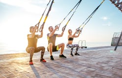 Ομάδα ανθρώπων που έχει την κατάρτιση Trx στοκ εικόνες με δικαίωμα ελεύθερης χρήσης Ομάδα ανθρώπων που έχει την κατάρτιση Trx στοκ εικόνες με δικαίωμα ελεύθερης χρήσης