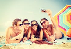 Ομάδα ανθρώπων που παίρνει την εικόνα με το smartphone στοκ φωτογραφία με δικαίωμα ελεύθερης χρήσης Ομάδα ανθρώπων που παίρνει την εικόνα με το smartphone στοκ φωτογραφία με δικαίωμα ελεύθερης χρήσης