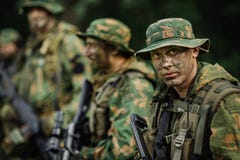 Ομάδα ειδικών δυνάμεων στρατιωτών κατά τη διάρκεια της επιδρομής στο δάσος Στοκ Φωτογραφίες Ομάδα ειδικών δυνάμεων στρατιωτών κατά τη διάρκεια της επιδρομής στο δάσος Στοκ Φωτογραφίες