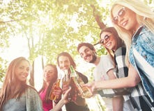 Ομάδα νέων ενθαρρυντικών, έχοντας τη διασκέδαση στοκ φωτογραφίες με δικαίωμα ελεύθερης χρήσης Ομάδα νέων ενθαρρυντικών, έχοντας τη διασκέδαση στοκ φωτογραφίες με δικαίωμα ελεύθερης χρήσης