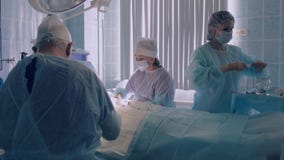 Ομάδα χειρούργων που αρχίζουν τη χειρουργική λειτουργία φιλμ μικρού μήκους Ομάδα χειρούργων που αρχίζουν τη χειρουργική λειτουργία φιλμ μικρού μήκους