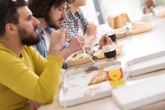 Ομάδα Multiethnic ευτυχούς χρόνου μεσημεριανού γεύματος φίλων στοκ φωτογραφία με δικαίωμα ελεύθερης χρήσης Ομάδα Multiethnic ευτυχούς χρόνου μεσημεριανού γεύματος φίλων στοκ φωτογραφία με δικαίωμα ελεύθερης χρήσης