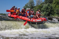 Ομάδα Rafting, αθλητισμός θερινού ακραίος νερού Ομάδα ανθρώπων σε μια rafting βάρκα, όμορφη στοκ εικόνες Ομάδα Rafting, αθλητισμός θερινού ακραίος νερού Ομάδα ανθρώπων σε μια rafting βάρκα, όμορφη στοκ εικόνες
