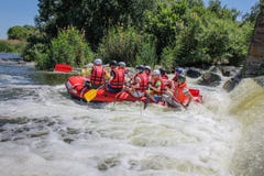 Ομάδα Rafting, αθλητισμός θερινού ακραίος νερού Ομάδα ανθρώπων σε μια rafting βάρκα, όμορφη στοκ φωτογραφία Ομάδα Rafting, αθλητισμός θερινού ακραίος νερού Ομάδα ανθρώπων σε μια rafting βάρκα, όμορφη στοκ φωτογραφία