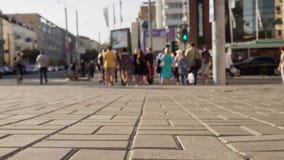 Ομάδα ανθρώπων που περπατά κατά μήκος της διάβασης πεζών μέσω της αστικής οδού φιλμ μικρού μήκους Ομάδα ανθρώπων που περπατά κατά μήκος της διάβασης πεζών μέσω της αστικής οδού φιλμ μικρού μήκους