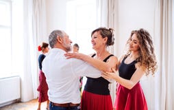 Ομάδα ανώτερων ανθρώπων στη χορεύοντας κατηγορία με το δάσκαλο χορού στοκ φωτογραφία με δικαίωμα ελεύθερης χρήσης Ομάδα ανώτερων ανθρώπων στη χορεύοντας κατηγορία με το δάσκαλο χορού στοκ φωτογραφία με δικαίωμα ελεύθερης χρήσης