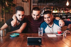 Ομάδα αραβικών φίλων που παίρνουν selfie στο φραγμό σαλονιών Μικτοί νεαροί άνδρες φυλών που ξοδεύουν το χρόνο από κοινού στοκ εικόνα Ομάδα αραβικών φίλων που παίρνουν selfie στο φραγμό σαλονιών Μικτοί νεαροί άνδρες φυλών που ξοδεύουν το χρόνο από κοινού στοκ εικόνα