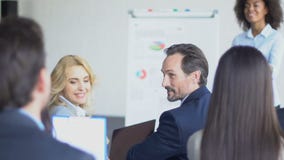 Ομάδα επιχειρηματιών που υποβάλλουν την ερώτηση στην κύρια παρουσίαση επιχειρηματιών στη σύγχρονη αίθουσα συνδιαλέξεων απόθεμα βίντεο Ομάδα επιχειρηματιών που υποβάλλουν την ερώτηση στην κύρια παρουσίαση επιχειρηματιών στη σύγχρονη αίθουσα συνδιαλέξεων απόθεμα βίντεο