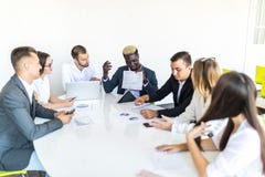Ομάδα επιχειρηματιών στα έγγραφα εργασίας συνεδρίασης μαζί στην αρχή Το τελικό πρόγραμμα συναντιέται στοκ εικόνα Ομάδα επιχειρηματιών στα έγγραφα εργασίας συνεδρίασης μαζί στην αρχή Το τελικό πρόγραμμα συναντιέται στοκ εικόνα