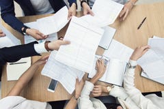 Ομάδα επιχειρησιακής συνεδρίασης στον πίνακα στο σύγχρονο γραφείο, την εργασία ομάδας και τα διαφορετικά χέρια που ενώνουν μαζί τ στοκ εικόνες Ομάδα επιχειρησιακής συνεδρίασης στον πίνακα στο σύγχρονο γραφείο, την εργασία ομάδας και τα διαφορετικά χέρια που ενώνουν μαζί τ στοκ εικόνες