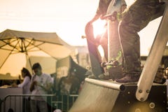 Ομάδα εφήβων με skateboards τους στην κεκλιμένη ράμπα που συμμετέχει σε ανταγωνισμό κατά τη διάρκεια ενός ηλιοβασιλέματος στοκ εικόνες Ομάδα εφήβων με skateboards τους στην κεκλιμένη ράμπα που συμμετέχει σε ανταγωνισμό κατά τη διάρκεια ενός ηλιοβασιλέματος στοκ εικόνες