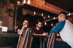 Ομάδα μικτών νεαρών άνδρων φυλών που μιλούν στο φραγμό σαλονιών Πολυφυλετικοί φίλοι που ξοδεύουν το χρόνο στον καφέ στοκ φωτογραφίες με δικαίωμα ελεύθερης χρήσης Ομάδα μικτών νεαρών άνδρων φυλών που μιλούν στο φραγμό σαλονιών Πολυφυλετικοί φίλοι που ξοδεύουν το χρόνο στον καφέ στοκ φωτογραφίες με δικαίωμα ελεύθερης χρήσης