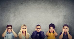 Ομάδα πολυπολιτισμικών γυναικών και ανδρών ανθρώπων που καλύπτει τα αυτιά τους στοκ φωτογραφία με δικαίωμα ελεύθερης χρήσης Ομάδα πολυπολιτισμικών γυναικών και ανδρών ανθρώπων που καλύπτει τα αυτιά τους στοκ φωτογραφία με δικαίωμα ελεύθερης χρήσης