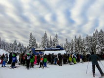 ομάδα σκιέρ και snowboarders που περιμένει στη γραμμή στο εμπόδιο έναν γύρο επάνω ο ανελκυστήρας στο βουνό κυπαρισσιών στοκ φωτογραφίες με δικαίωμα ελεύθερης χρήσης ομάδα σκιέρ και snowboarders που περιμένει στη γραμμή στο εμπόδιο έναν γύρο επάνω ο ανελκυστήρας στο βουνό κυπαρισσιών στοκ φωτογραφίες με δικαίωμα ελεύθερης χρήσης