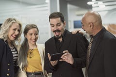 Ομάδα συνεργατών στο γραφείο που παίρνει selfie στοκ εικόνες με δικαίωμα ελεύθερης χρήσης Ομάδα συνεργατών στο γραφείο που παίρνει selfie στοκ εικόνες με δικαίωμα ελεύθερης χρήσης