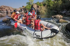 Ομάδα τυχοδιώκτη που απολαμβάνει τη rafting δραστηριότητα νερού στο νότιο ποταμό ζωύφιου στοκ εικόνα με δικαίωμα ελεύθερης χρήσης Ομάδα τυχοδιώκτη που απολαμβάνει τη rafting δραστηριότητα νερού στο νότιο ποταμό ζωύφιου στοκ εικόνα με δικαίωμα ελεύθερης χρήσης