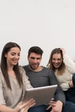 Ομάδα φίλων δύο ζεύγη που κάθονται στον καναπέ και που παίρνουν selfie το W στοκ φωτογραφία Ομάδα φίλων δύο ζεύγη που κάθονται στον καναπέ και που παίρνουν selfie το W στοκ φωτογραφία