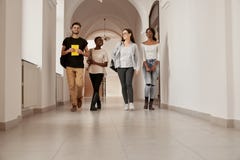 Ομάδα φίλων με τις σημειώσεις και τα σακίδια πλάτης στοκ φωτογραφίες Ομάδα φίλων με τις σημειώσεις και τα σακίδια πλάτης στοκ φωτογραφίες