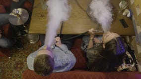Ομάδα φίλων που καπνίζουν hookahs στο hookah r Οι φίλοι χαλαρώνουν στο εστιατόριο hookah Τύπος με νέο να κάνει γυναικών απόθεμα βίντεο Ομάδα φίλων που καπνίζουν hookahs στο hookah r Οι φίλοι χαλαρώνουν στο εστιατόριο hookah Τύπος με νέο να κάνει γυναικών απόθεμα βίντεο