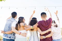 Ομάδα φίλων που κρεμούν έξω στο φεστιβάλ μουσικής στοκ φωτογραφίες Ομάδα φίλων που κρεμούν έξω στο φεστιβάλ μουσικής στοκ φωτογραφίες