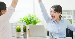 Ομαδική εργασία επιχειρησιακών γυναικών επιτυχίας στοκ εικόνα Ομαδική εργασία επιχειρησιακών γυναικών επιτυχίας στοκ εικόνα