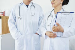 Ομιλούντες ιατροί παθολόγοι στοκ εικόνα Ομιλούντες ιατροί παθολόγοι στοκ εικόνα