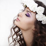Ομορφιά - πολυτελές νέο brunette γυναικών με τις μακριές σγουρές τρίχες πέρα από το άσπρο υπόβαθρο στοκ φωτογραφίες με δικαίωμα ελεύθερης χρήσης Ομορφιά - πολυτελές νέο brunette γυναικών με τις μακριές σγουρές τρίχες πέρα από το άσπρο υπόβαθρο στοκ φωτογραφίες με δικαίωμα ελεύθερης χρήσης