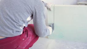 Ομορφιά σε αργή κίνηση στην κατασκευή και την επισκευή - αρσενικοί φραγμοί γλώσσα-και-αυλακιού γύψου οικοδόμων πριονίζοντας απόθεμα βίντεο Ομορφιά σε αργή κίνηση στην κατασκευή και την επισκευή - αρσενικοί φραγμοί γλώσσα-και-αυλακιού γύψου οικοδόμων πριονίζοντας απόθεμα βίντεο