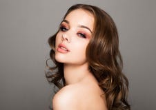 Ομορφιάς κόκκινο πρότυπο χειλικής makeup μόδας ματιών ρόδινο στοκ εικόνες Ομορφιάς κόκκινο πρότυπο χειλικής makeup μόδας ματιών ρόδινο στοκ εικόνες