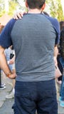 Ομοφυλοφιλικό ζεύγος που αγκαλιάζει στο φεστιβάλ LGBT Τύποι που αγαπούν ο ένας τον άλλον στην οδό με το βραχιόλι ουράνιων τόξων στοκ φωτογραφία Ομοφυλοφιλικό ζεύγος που αγκαλιάζει στο φεστιβάλ LGBT Τύποι που αγαπούν ο ένας τον άλλον στην οδό με το βραχιόλι ουράνιων τόξων στοκ φωτογραφία