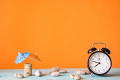Ομπρέλα ρολογιών και εγγράφου Θερινή ελάχιστη έννοια στοκ εικόνες Ομπρέλα ρολογιών και εγγράφου Θερινή ελάχιστη έννοια στοκ εικόνες