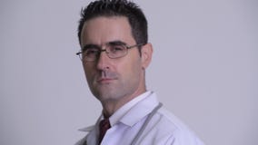 Οπισθοσκόπος επικεφαλής πυροβολισμός όμορφο να ξανακοιτάξει γιατρών ατόμων και της αφαίρεσης eyeglasses απόθεμα βίντεο Οπισθοσκόπος επικεφαλής πυροβολισμός όμορφο να ξανακοιτάξει γιατρών ατόμων και της αφαίρεσης eyeglasses απόθεμα βίντεο