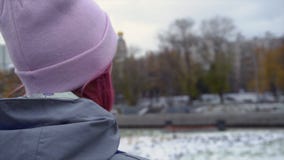 Οπισθοσκόπος κινηματογράφηση σε πρώτο πλάνο της γυναίκας hipster με το σακίδιο πλάτης στο καπέλο Νέα όμορφη γυναίκα με τη ρόδινη στοκ φωτογραφία Οπισθοσκόπος κινηματογράφηση σε πρώτο πλάνο της γυναίκας hipster με το σακίδιο πλάτης στο καπέλο Νέα όμορφη γυναίκα με τη ρόδινη στοκ φωτογραφία
