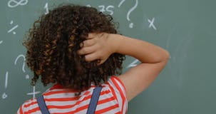 Οπισθοσκόπος της μαθήτριας αναμιγνύω-φυλών που γρατσουνίζει το κεφάλι της στην τάξη στο σχολείο 4k φιλμ μικρού μήκους Οπισθοσκόπος της μαθήτριας αναμιγνύω-φυλών που γρατσουνίζει το κεφάλι της στην τάξη στο σχολείο 4k φιλμ μικρού μήκους