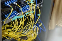 Οπτική ίνα Διαδικτύου δωματίων κεντρικών υπολογιστών στοκ φωτογραφία Οπτική ίνα Διαδικτύου δωματίων κεντρικών υπολογιστών στοκ φωτογραφία
