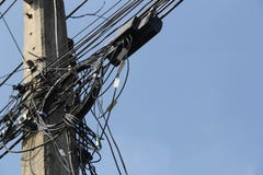 Οπτικών ινών Διαδίκτυο στον ηλεκτρικό πόλο στοκ φωτογραφίες Οπτικών ινών Διαδίκτυο στον ηλεκτρικό πόλο στοκ φωτογραφίες