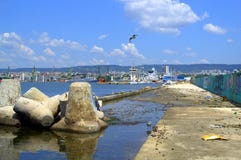 Ορίζοντας και κυματοθραύστης πόλεων της Βάρνας Στοκ Φωτογραφία Ορίζοντας και κυματοθραύστης πόλεων της Βάρνας Στοκ Φωτογραφία
