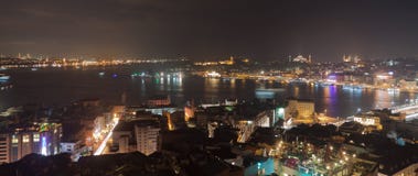 Ορίζοντας της Ιστανμπούλ από τη γέφυρα Galata τή νύχτα, με τα σκάφη της γραμμής κρουαζιέρας, Τουρκία στοκ φωτογραφία με δικαίωμα ελεύθερης χρήσης Ορίζοντας της Ιστανμπούλ από τη γέφυρα Galata τή νύχτα, με τα σκάφη της γραμμής κρουαζιέρας, Τουρκία στοκ φωτογραφία με δικαίωμα ελεύθερης χρήσης