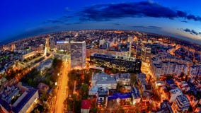 Ορίζοντας του Βουκουρεστι'ου κατά την τετραγωνική, εναέρια άποψη Βικτώριας στοκ εικόνα με δικαίωμα ελεύθερης χρήσης Ορίζοντας του Βουκουρεστι'ου κατά την τετραγωνική, εναέρια άποψη Βικτώριας στοκ εικόνα με δικαίωμα ελεύθερης χρήσης