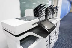 Οργάνωση εκτυπωτών γραφείων έτοιμη για τα επιχειρησιακά έγγραφα εκτύπωσης στοκ φωτογραφία Οργάνωση εκτυπωτών γραφείων έτοιμη για τα επιχειρησιακά έγγραφα εκτύπωσης στοκ φωτογραφία