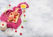 Οργανικός φραγμός granola φρούτων δημητριακών με τα μούρα στον εκλεκτής ποιότητας πίνακα με το κουτάλι μελιού και το βάζο των βρω στοκ εικόνες Οργανικός φραγμός granola φρούτων δημητριακών με τα μούρα στον εκλεκτής ποιότητας πίνακα με το κουτάλι μελιού και το βάζο των βρω στοκ εικόνες